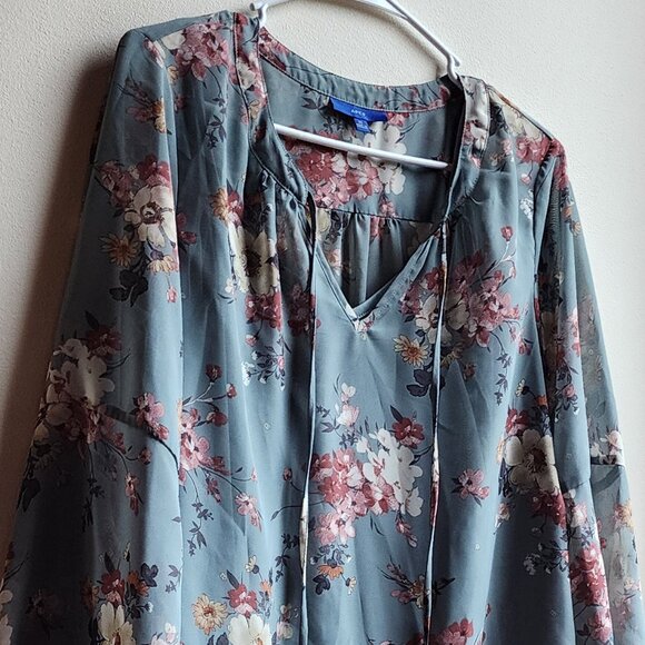 Apt. 9 Floral Blue/Gray V-Neck Blouse Size Medium - Picture 2 of 16